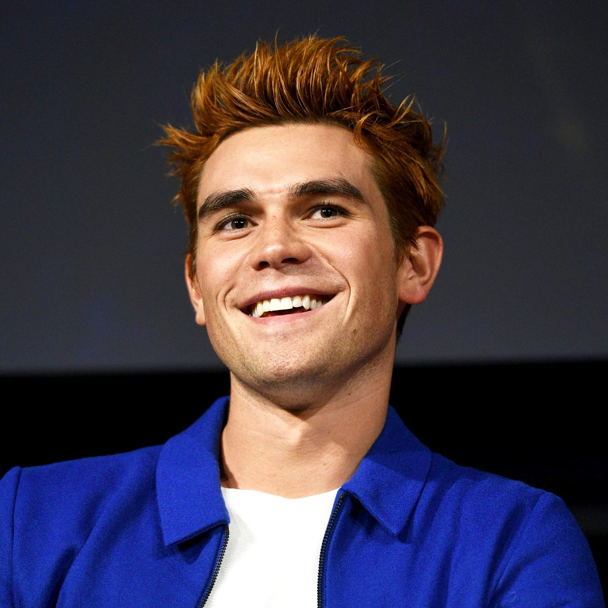 KJ Apa hat allen Grund zum Grinsen