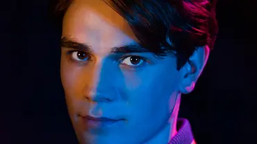 KJ Apa ist privat ein leidenschaftlicher Musiker - Foto: Netflix KJ Apa ist privat ein leidenschaftlicher Musiker - Foto: Netflix
