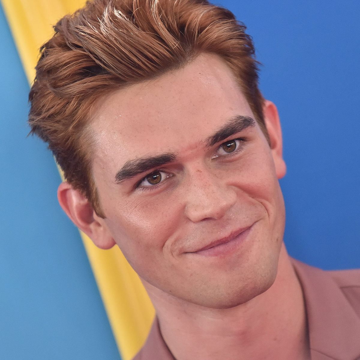 Die Zeichen deuten darauf hin, dass KJ Apa eine Freundin haben könnte...