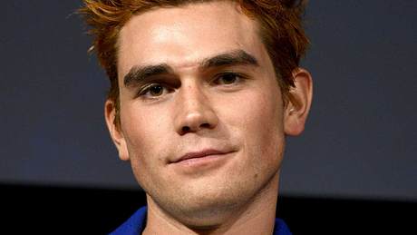 Riverdale-Star KJ Apa fürchtet, dass er irgendwann eine Glatze haben wird - Foto: Getty Images