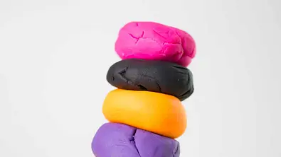 Bunte Knete selbst zu machen, ist gar nicht so schwer wie man denkt. Vor allem ist die DIY-Knete frei von Chemie! - Foto: stock.adobe.com/ goldencow_images