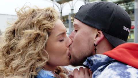 Leonie kann ihre Gefühle nicht mehr für sich behalten! - Foto: RTLZWEI / PR