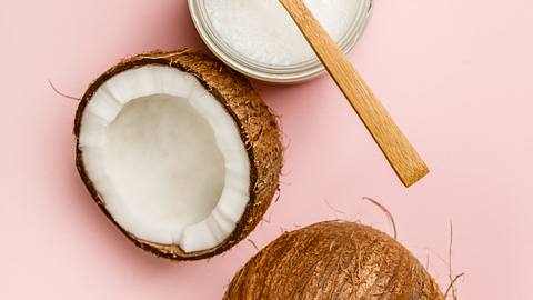Kokosöl für die Haare: 3 Haarkuren zum Selbermachen - Foto: Agefotostock /Imago
