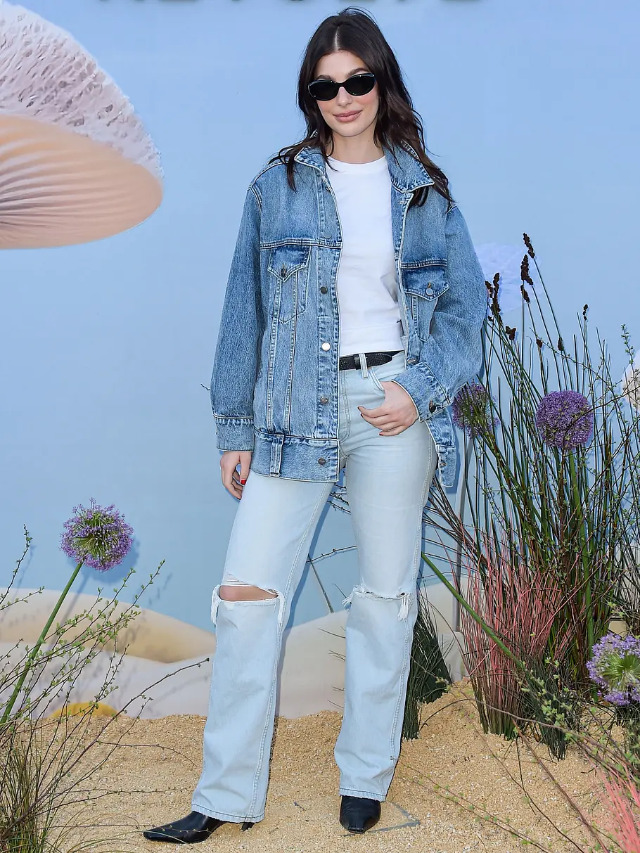 Konzert-Outfit mit Jeans Konzert-Outfit: Frau mit Jeansjacke und Jeanshose