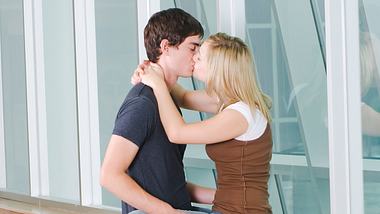Küsse mit Gefühl haben wenig Pannen-Potenzial! - Foto: iStock