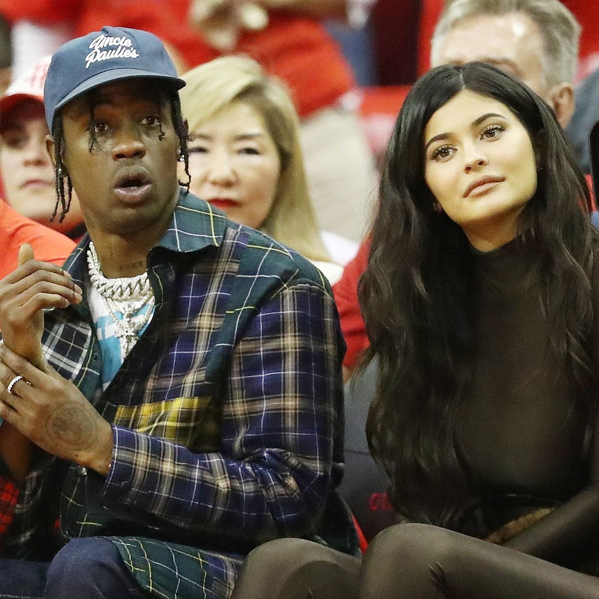 Kylie Jenner und Travis Scott hier bei den NBA Playoffs 2018 in Texas.