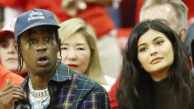 Kylie Jenner und Travis Scott hier bei den NBA Playoffs 2018 in Texas. - Foto: Getty Images