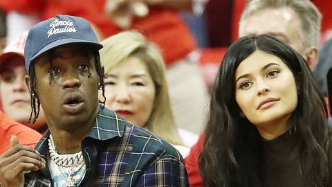 Kylie Jenner und Travis Scott hier bei den NBA Playoffs 2018 in Texas. - Foto: Getty Images