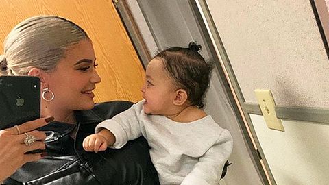 Kylie ist mit ihrer Tochter Stormi super happy! - Foto: Instagram/@kyliejenner
