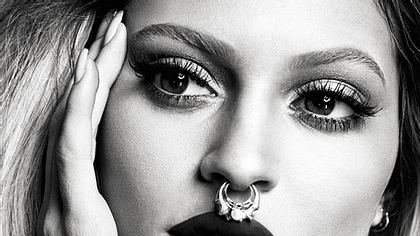 Kylie Jenner trägt dieses XXL-Piercing für ein Shooting. - Foto: Instagram/Kylie Jenner