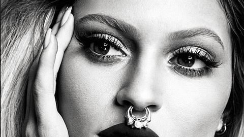 Kylie Jenner trägt dieses XXL-Piercing für ein Shooting. - Foto: Instagram/Kylie Jenner