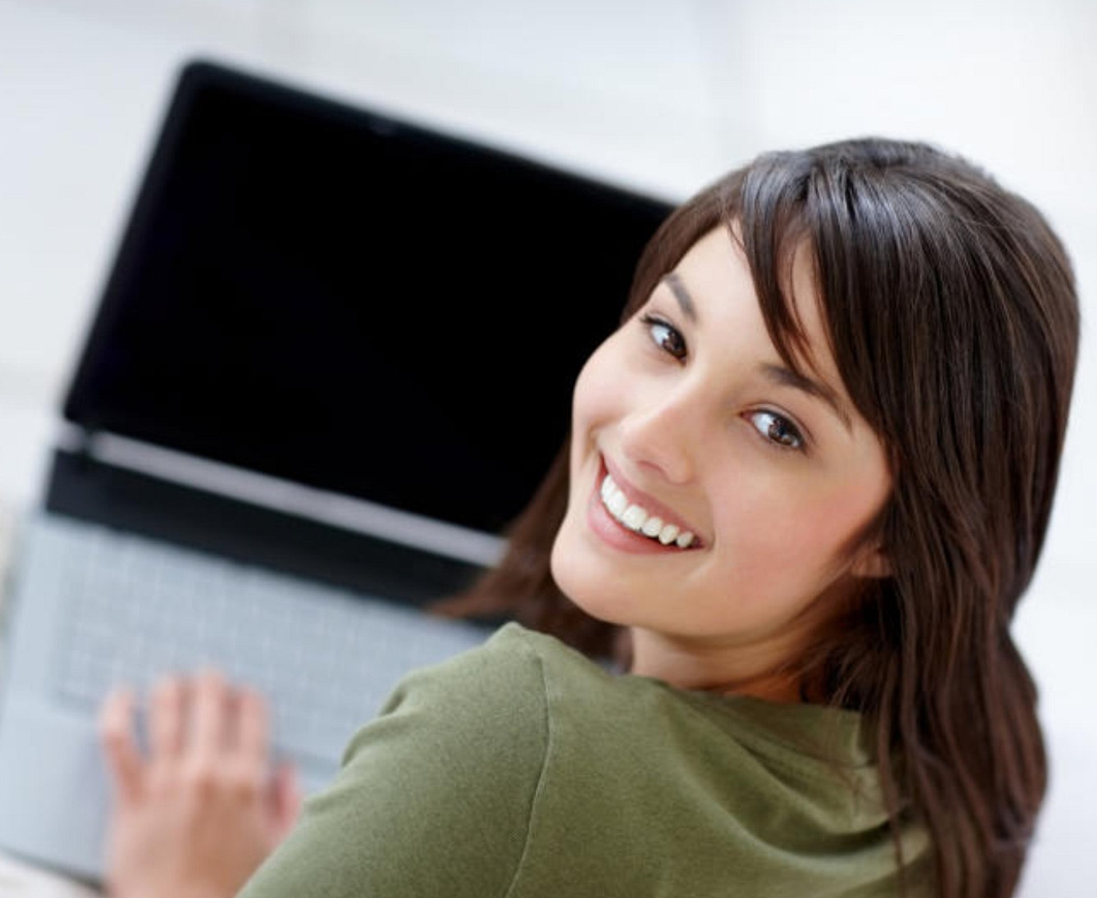 Интернет какой никакой. Компьютерные девушки. Девушка с ноутбуком. Женщина с компьютером. Женщина за компьютером улыбается.