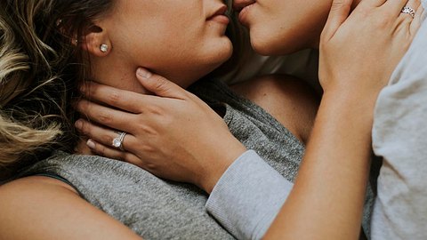 Lesbischer Sex: Auch lesbischer Sex ist richtiger Sex! - Foto: Rawpixel / iStockphoto