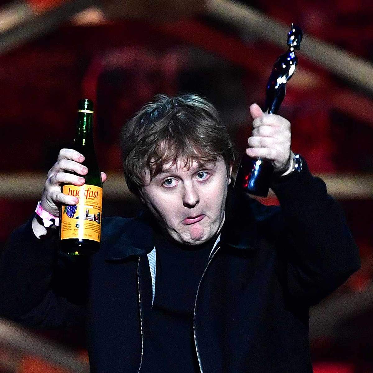 Lewis Capaldi: Dankesrede mit Flasche Alkohol in der Hand