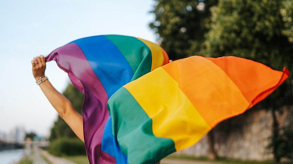 LGBTQ+-Flag: Was bedeutet sie? - Foto: bojanstory / iStockphoto
