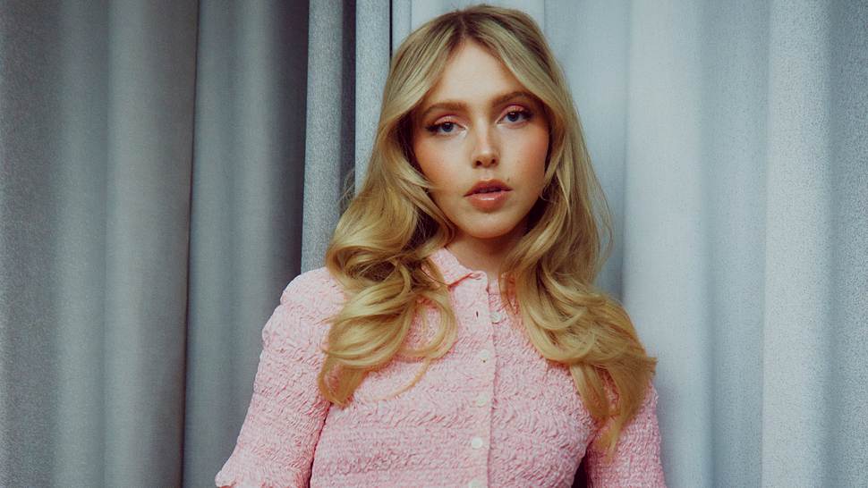 LINA über ihren neuen Song Sie weiß (Betty Draper) - Foto: Sony Music