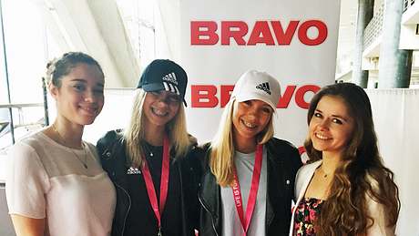 Die Bravo-Redakteure zusammen mit Lisa und Lena - Foto: BRAVO