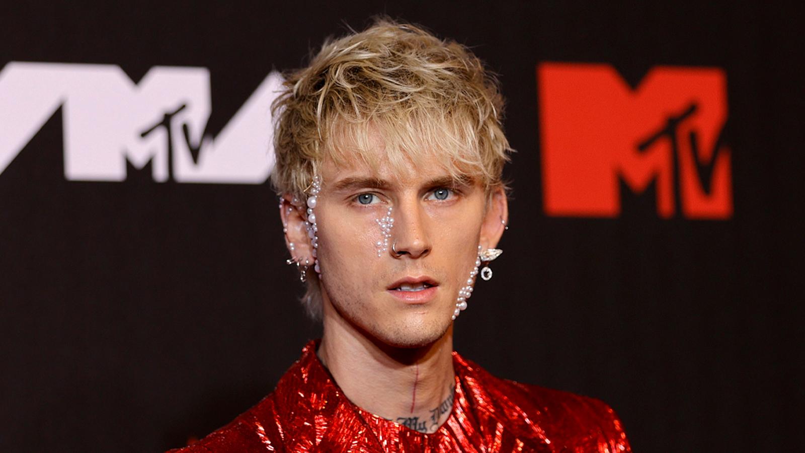 Fans Alarmiert: Machine Gun Kelly Isst Jetzt So? Das Solltest Du Wissen! - 5dxe5pr