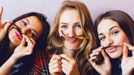 Girlpower voraus: Coole Girls unterstützen sich! - Foto: Shutterstock