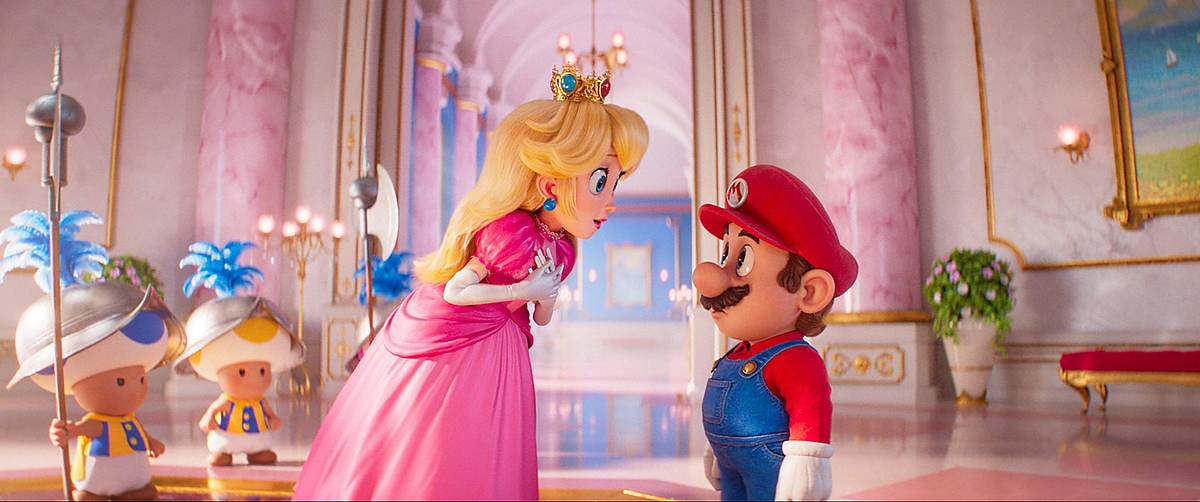 Peach (links) und Mario (rechts) stehen in einem Saal des Palastes des Pilzkönigreichs. Hinter Peach stehen drei Wachen, die Toads sind.