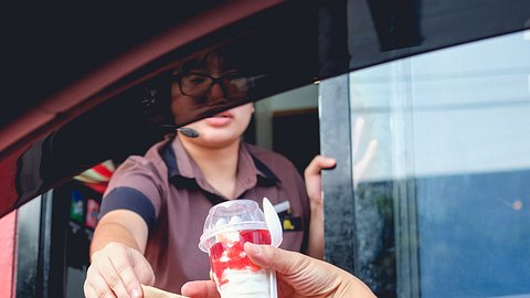 McDonalds Drama: Kundin schwebt nach Essen in Lebensgefahr - Foto: iStock/yaoinlove