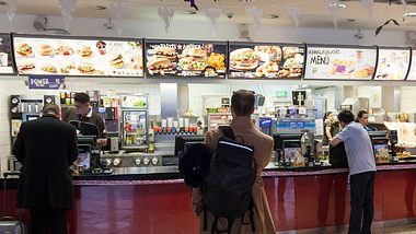 McDonalds erhöht Preise noch in diesem Jahr! - Foto: iStock/typhoonski