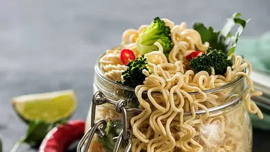 MEGA LECKER! So machst Du Dir ganz einfach eine gesunde 5-Minuten-Terrine selbst! - Foto: stock.adobe.com/ saschanti