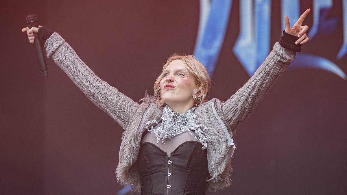 Mia Morgan steht auf einer großen Bühne.