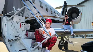 Mike Singer und Kay One: Diese Stars feiern Netflix & Chill - Foto: Warner Music