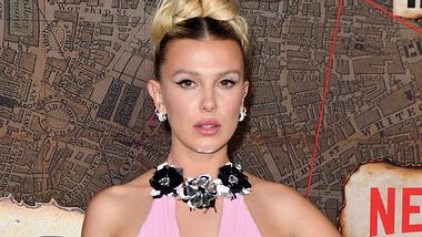 Millie Bobby Brown arbeitet an Wednesday - Foto: Angela Weiss / AFP / Getty Images 