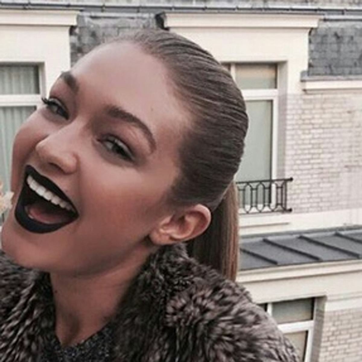 Auch Model Gigi Hadid trägt den schwarzen Lippenstift.