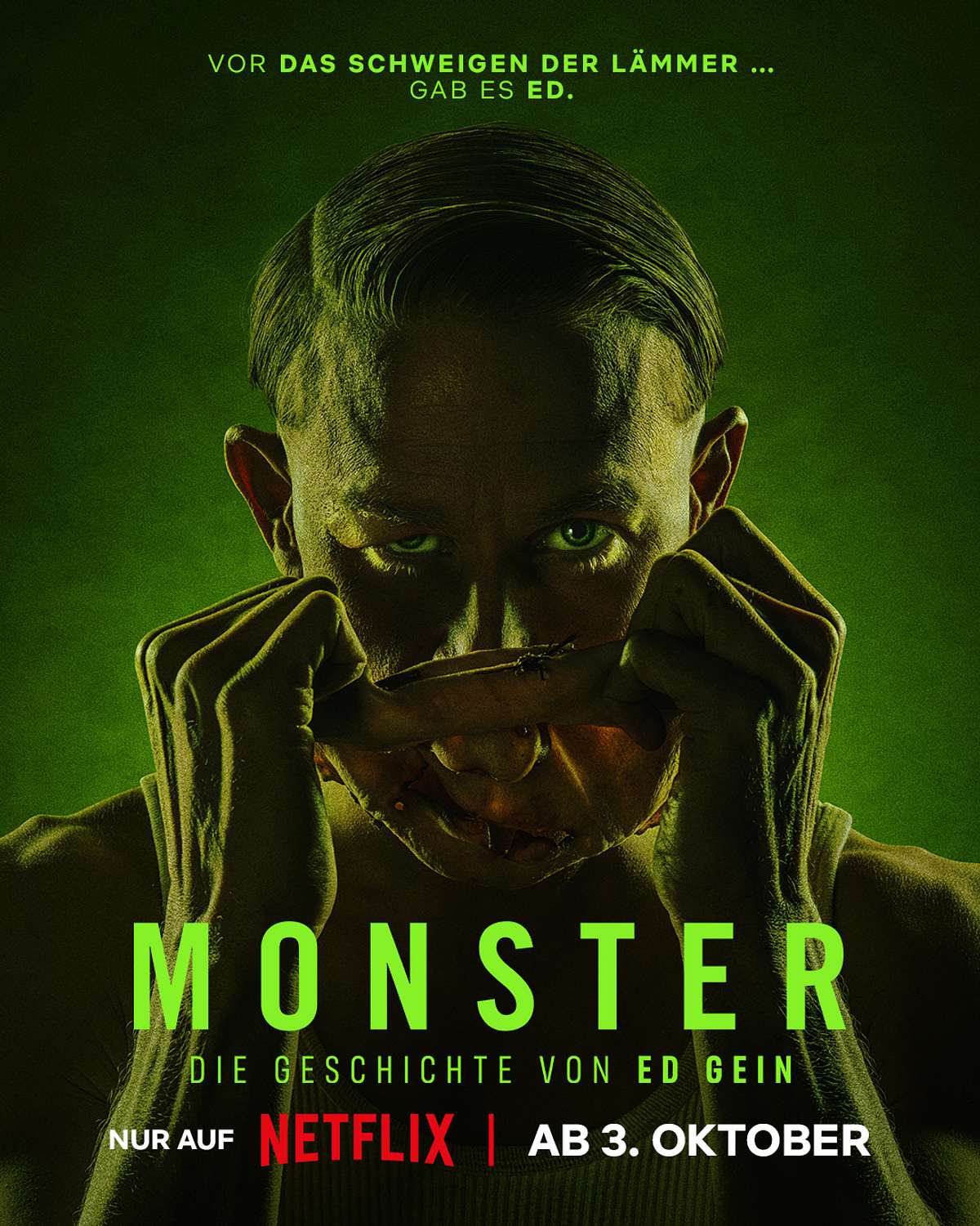 Charlie Hunnam ist als Ed Gein auf einem Poster zu „Monster“-Staffel 3.