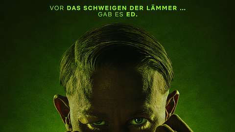 Charlie Hunnam ist als Ed Gein auf einem Poster zu „Monster“-Staffel 3. - Foto: Netflix