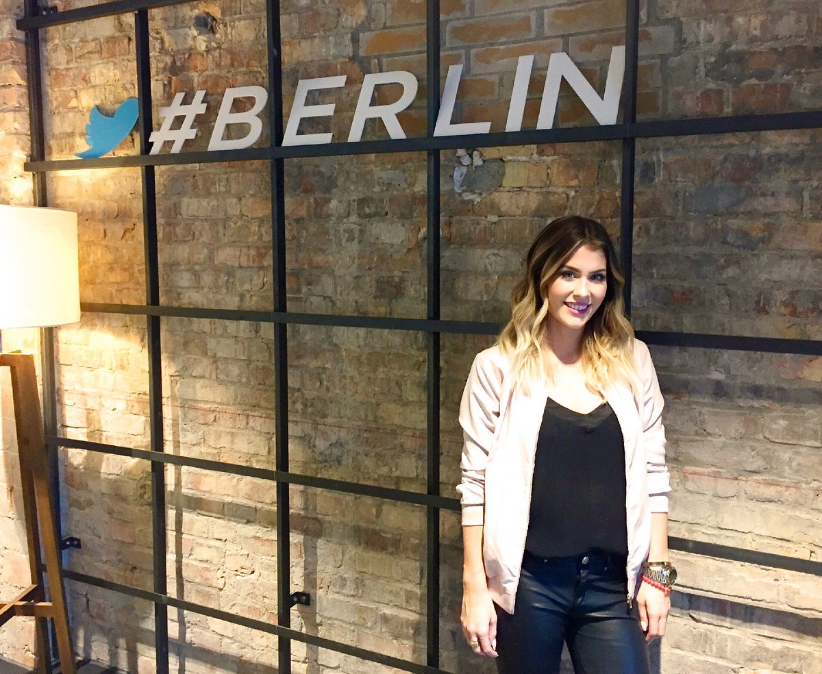 MRS BELLA vor der Berliner Mauer im neuen Twitter Büro in Berlin.