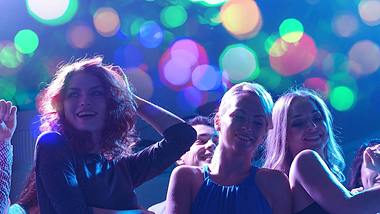 Wenn du unter 18 bist, darfst du ohne den Muttizettel nicht lange in deiner Lieblingsbar oder -Disco feiern. Hier kommen alle Infos, die du für den ungebremsten Party-Spaß brauchst! - Foto: stock.adobe.com/ lev dolgachov