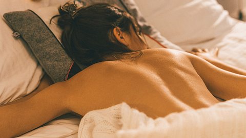 Gesund durch nackt schlafen: Ausprobieren lohnt sich! - Foto: ecapix / iStockPhoto