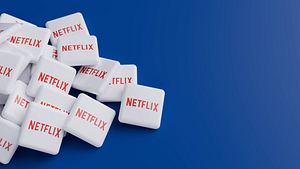 Man sieht das Netflix-Logo in quadratischer Form. Von dieser Form liegen mehrere auf einem blauen Hintergrund. - Foto:  IMAGO / Zoonar II