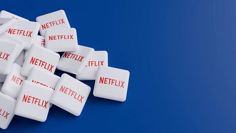 Man sieht das Netflix-Logo in quadratischer Form. Von dieser Form liegen mehrere auf einem blauen Hintergrund. - Foto:  IMAGO / Zoonar II