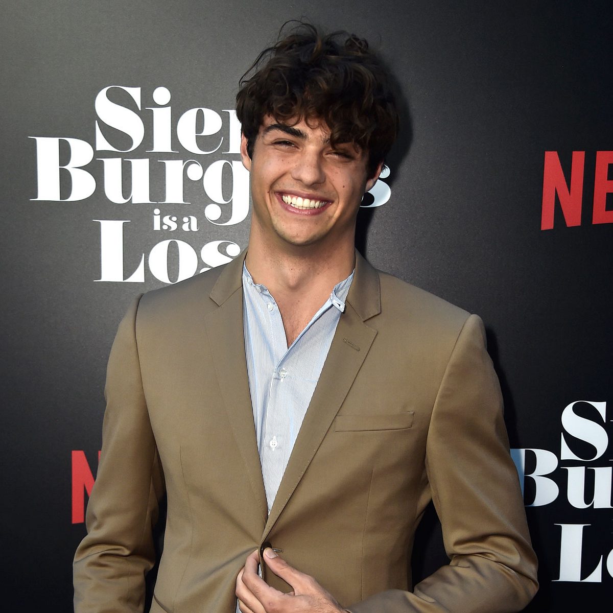 Noah Centineos Fans haben ein altes Video des Netflix-Stars entdeckt!