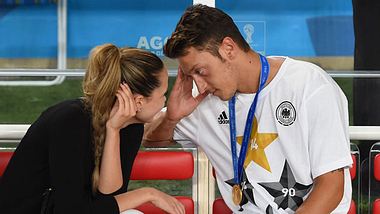 Mesut Özil und Mandy Capristo. - Foto: getty images