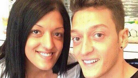 Mesut Özil mit seiner Schwester Nese. - Foto: Twitter