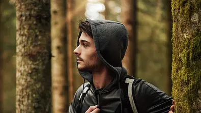 Ist hier jemand? Wenn du in der Wildnis überleben möchtest, musst du auf viele verschiedene Dinge achten. - Foto: StockPhotoPro/ stock.adobe.com