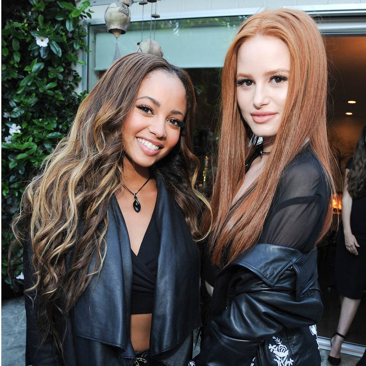 Die beiden Riverdale-Stars Vanessa Morgan und Madelaine Petsch sind richtig dicke