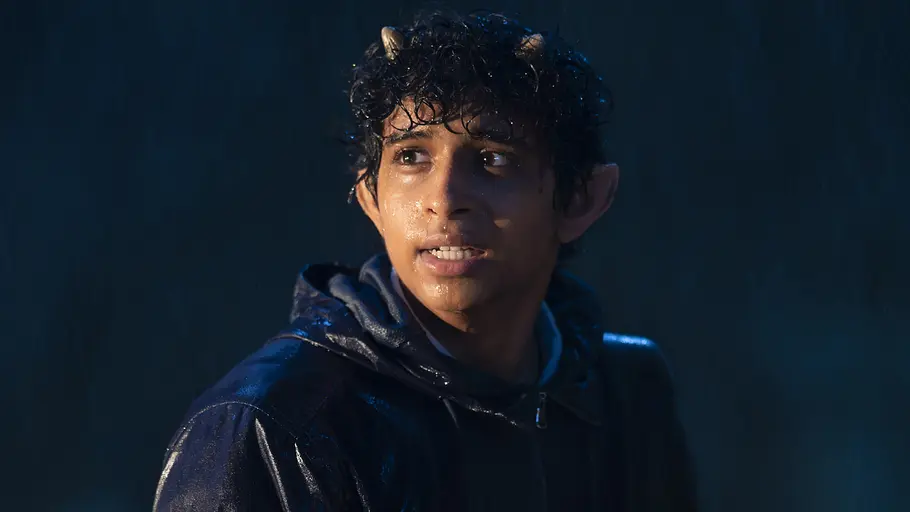 Percy Jackson: Die Serie-Charaktere: Aryan Simhadri als Grover Underwood