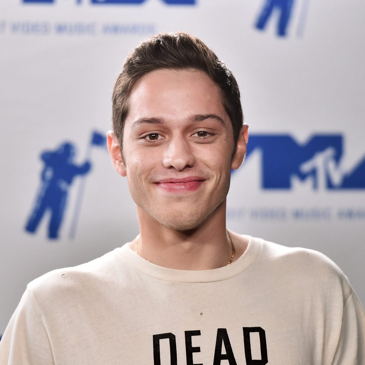 Hier ist Pete Davidson 2017 auf dem Roten Teppich der MTV Video Music Awards.