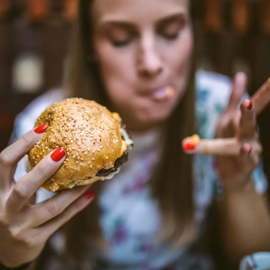 Pickel auf der Wange durch schlechte Ernährung