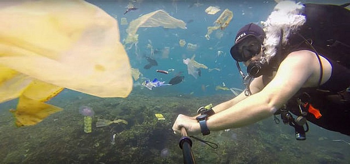 Krass: Statt Fischen gibt’s für den Taucher nur Plastikmüll zu sehen