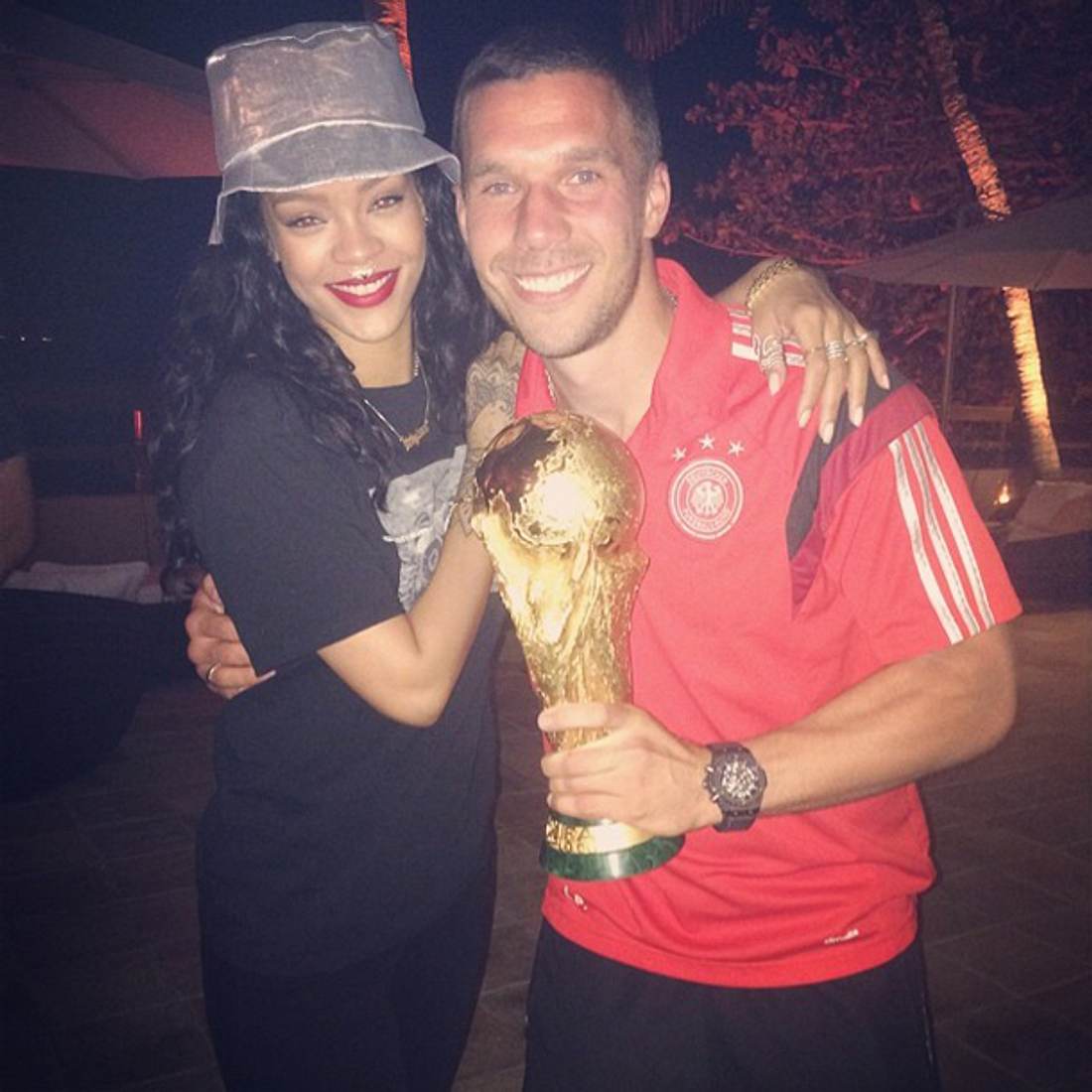 Lukas Podolski feiert den WM-Titel zusammen mit Rihanna.
