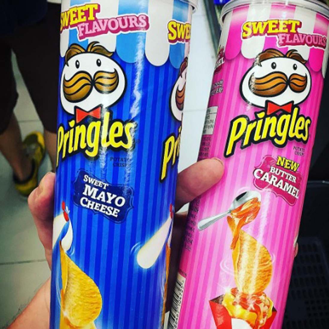 In der blauen Dose steckt Süße Majonaise Käse und der pinken Dose steckt Butter Karamell.