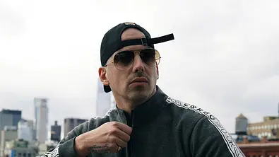 RAF Camera zählt zu den erfolgreichsten Rappern. Jetzt gab er seinen Fans einen ganz privaten Einblick - er zeigte ihnen seine neue Wohnung - Foto: Farido Davis